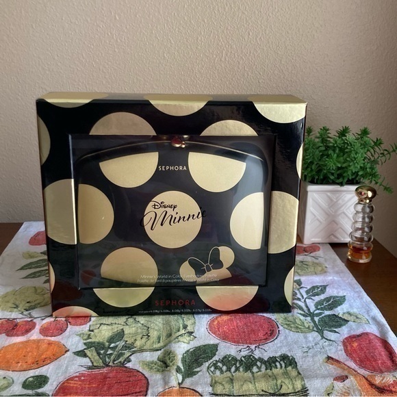 Sephora Minnie Mouse eyeshadow palette - Picture 1 of 11
